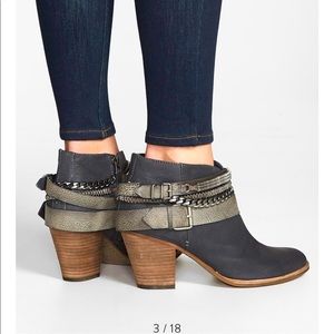 Dolce Vita Women's Yazmin Chained Blocked Heel Boot Size 6 Black Nubuck